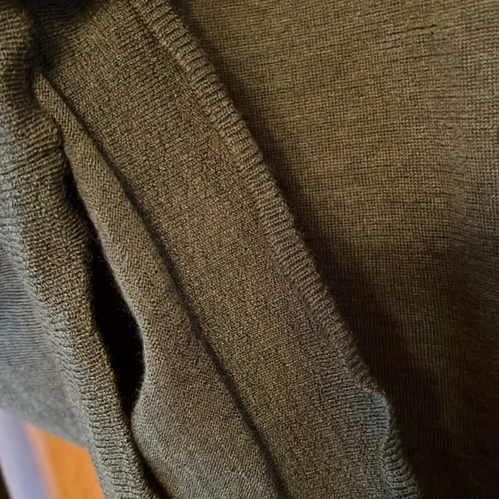 J.Crew J crew MED olive green crew neck long sleeve thin wool merino sweater EUC